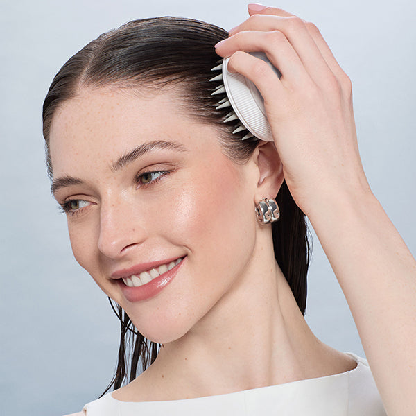 Doble acción: limpia y masajea.